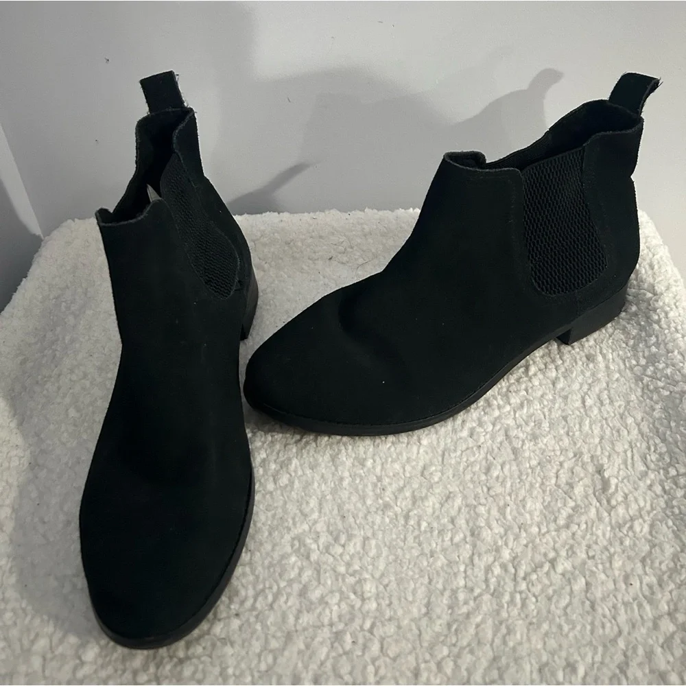 EUC Tom's Women's Sz 10 Ella Black Suede Chelsea Ankle Boots Classic Minimalist